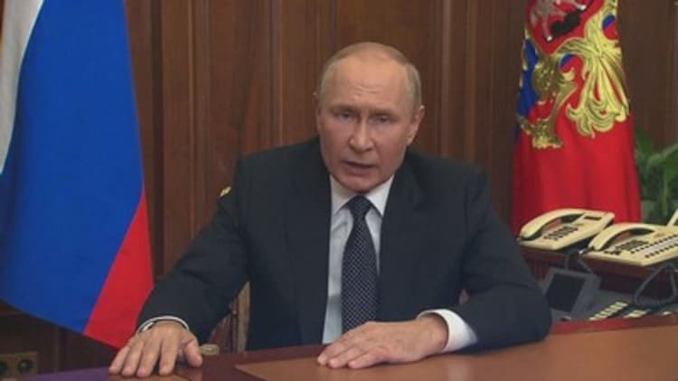 Putin kallar upp 300,000 XNUMX reservister och ryssar protesterar, lämna landet