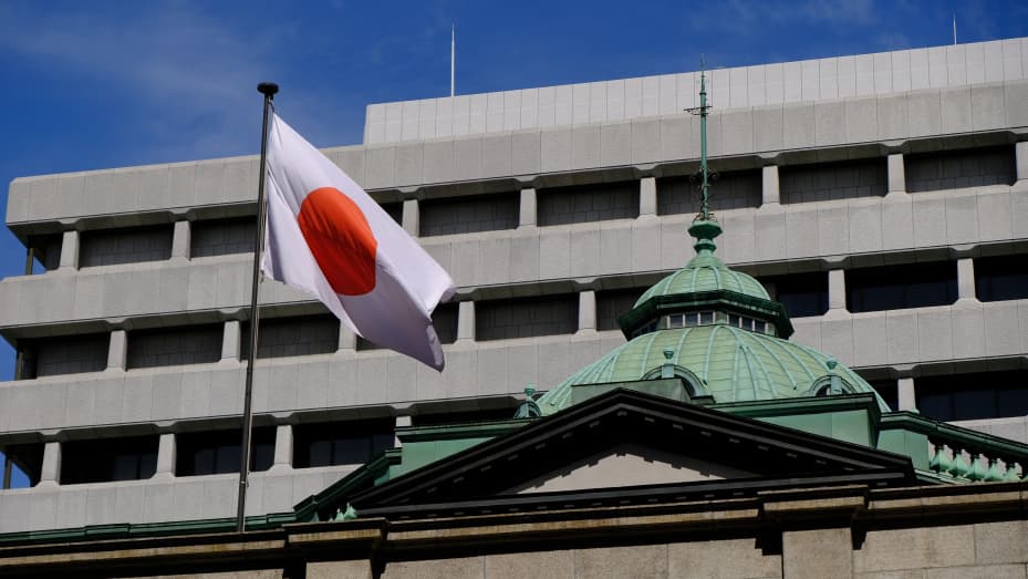 El Banco de Japón sorprendió el martes a los mercados mundiales al ampliar el rango objetivo para el rendimiento de sus bonos gubernamentales a 10 años.