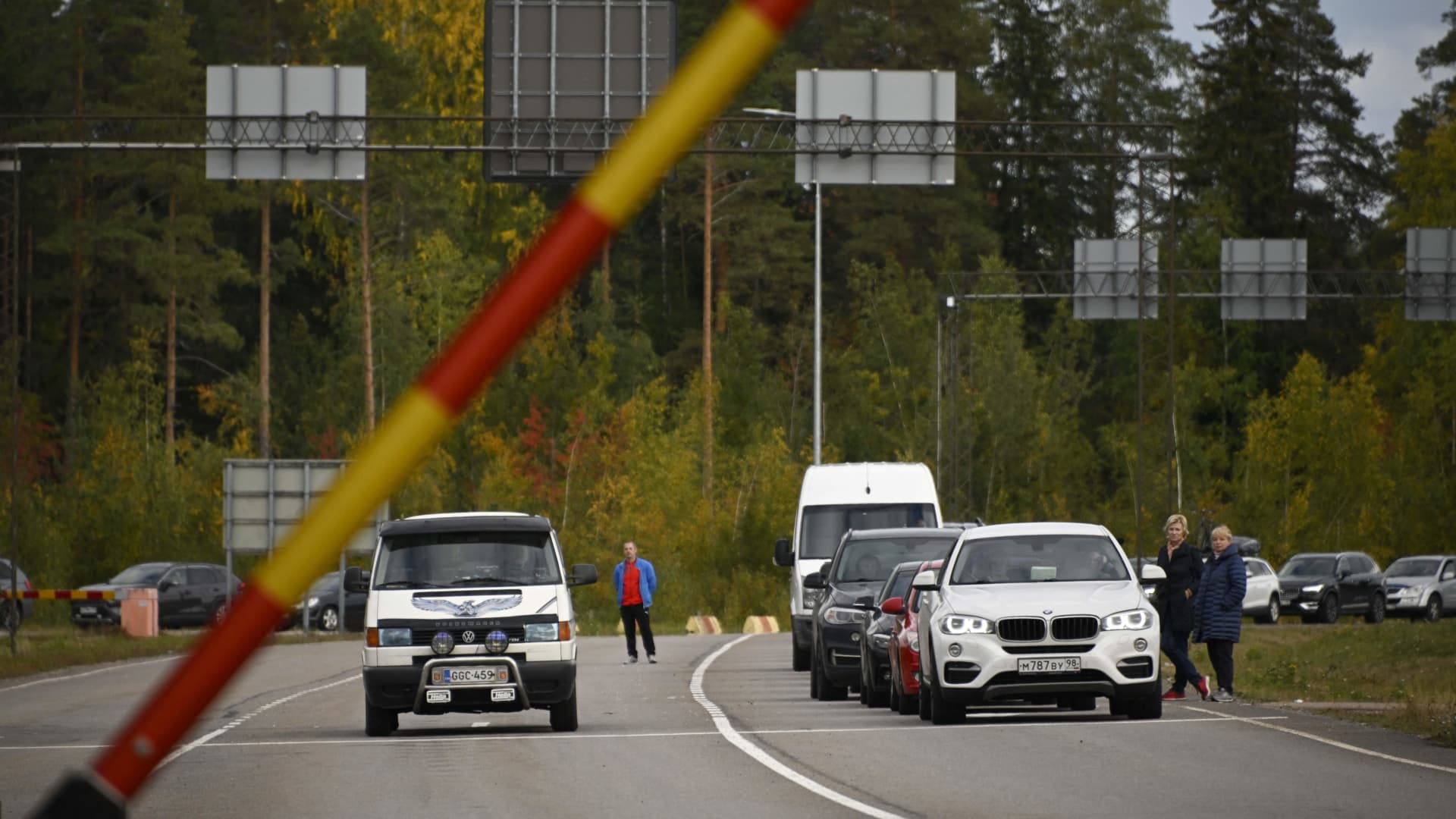 Cars coming from Russia wait in lines at the border checkpoint between Russia and Finland near Vaalimaa, on September 22, 2022.