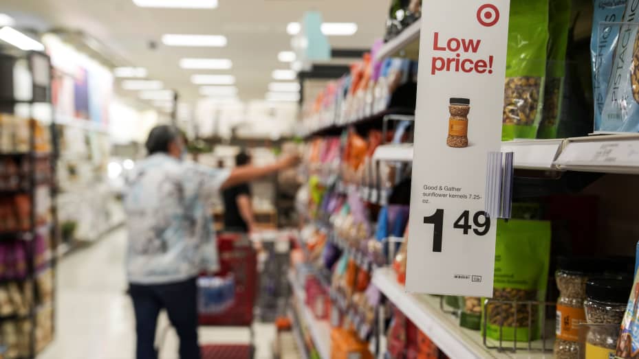 Un cliente compra en un supermercado en Oregón el 13 de julio cuando el índice de precios al consumidor de EE. UU. se disparó al 9,1 por ciento en junio respecto al año anterior.