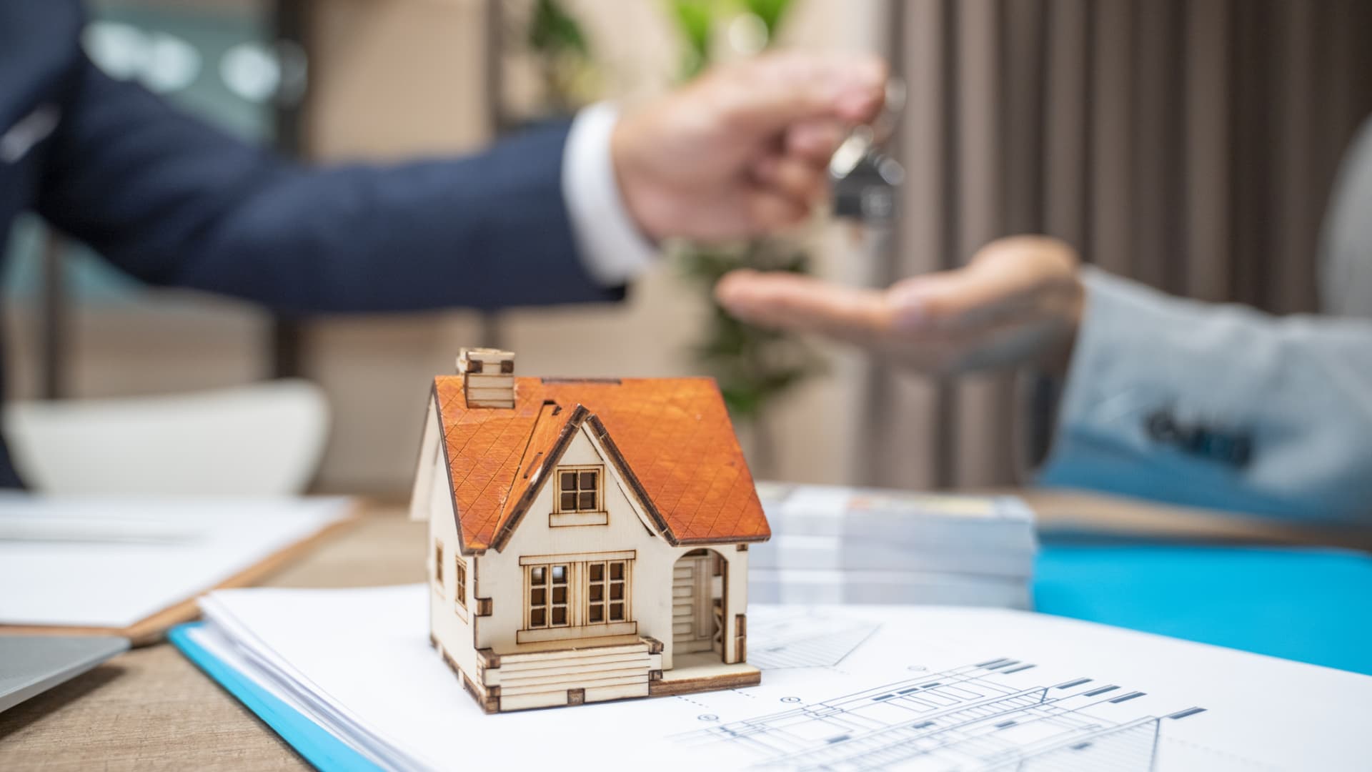 Your property sale could depart you in a tax shock. This is how you can scale back your capital good points tax invoice
