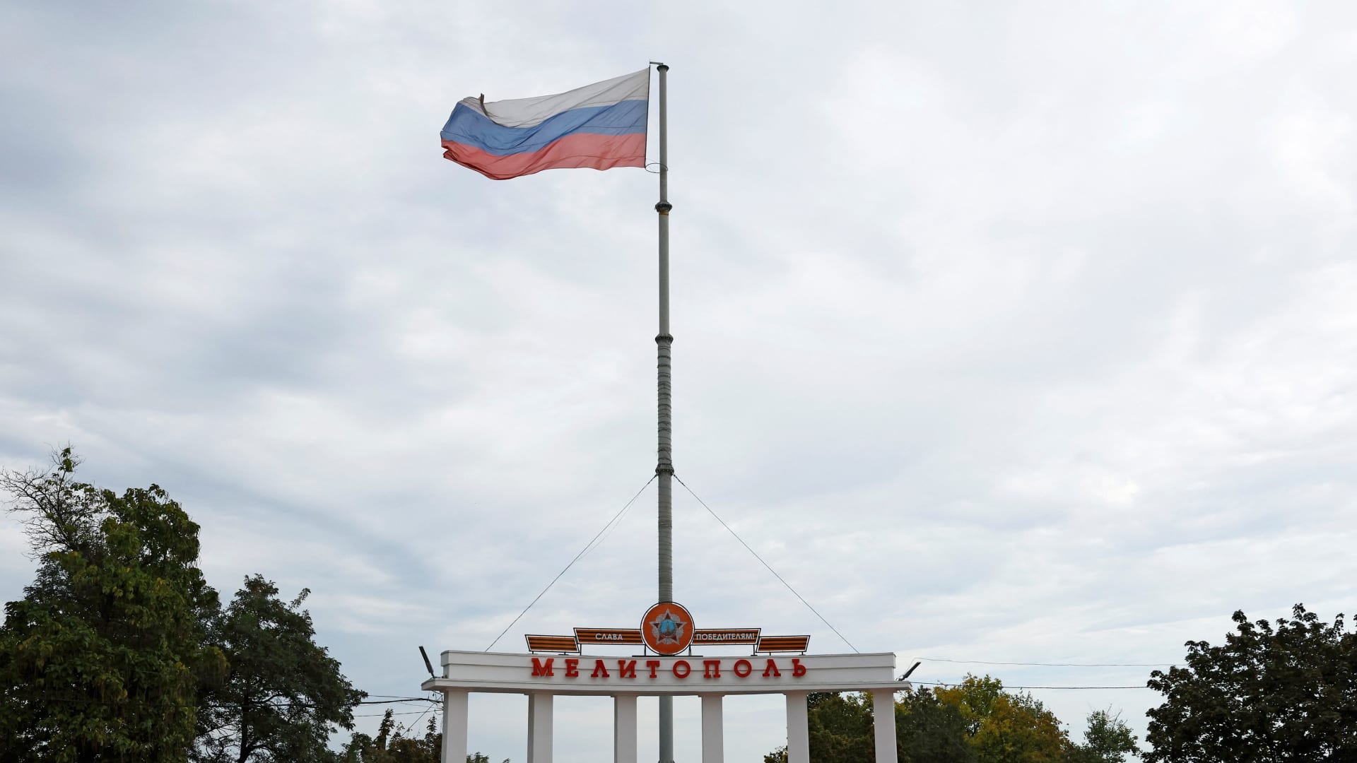 A view shows the Russian flag flying in the square during a five-day referendum on the secession of Zaporizhzhia region from Ukraine and its joining Russia, in the Russian-controlled city of Melitopol in the Zaporizhzhia region, Ukraine September 26, 2022.