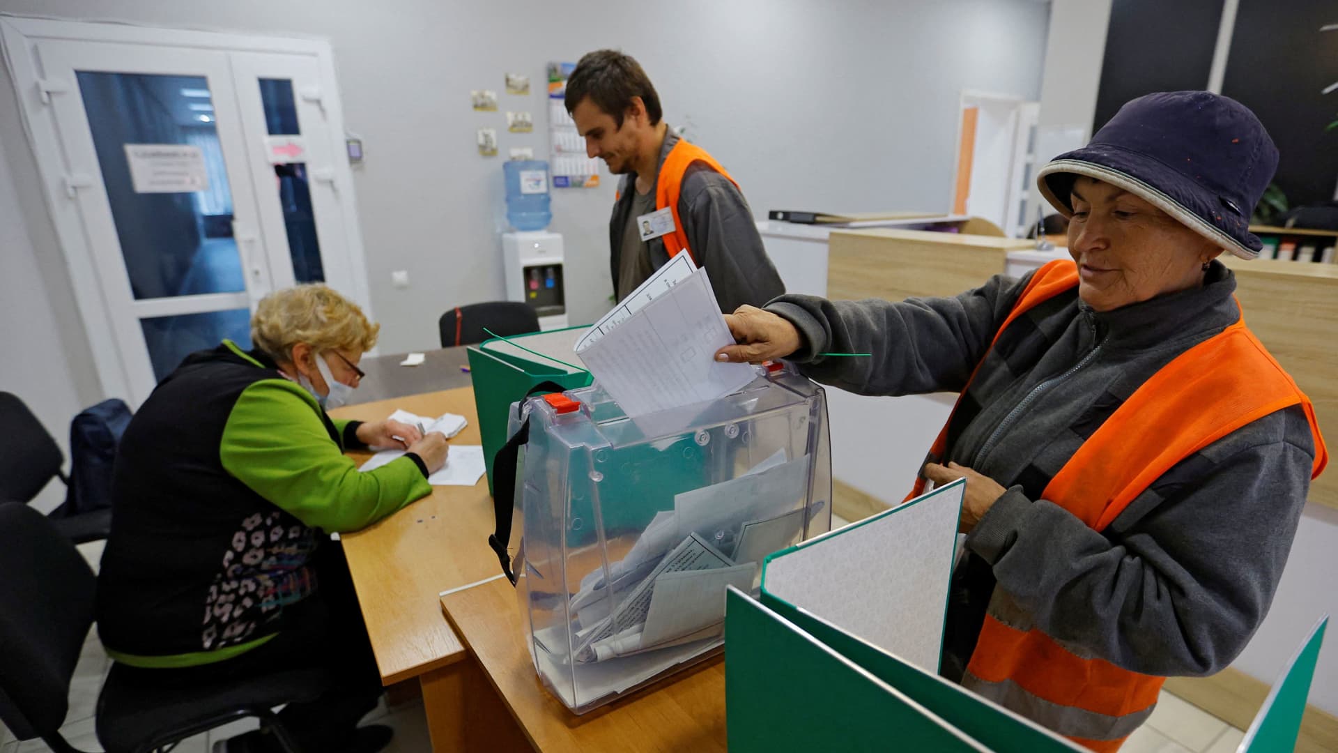 A municipal worker casts her ballot during a referendum on the secession of Zaporizhzhia region from Ukraine and its joining Russia, in the Russian-controlled city of Melitopol in the Zaporizhzhia region, Ukraine September 26, 2022. 