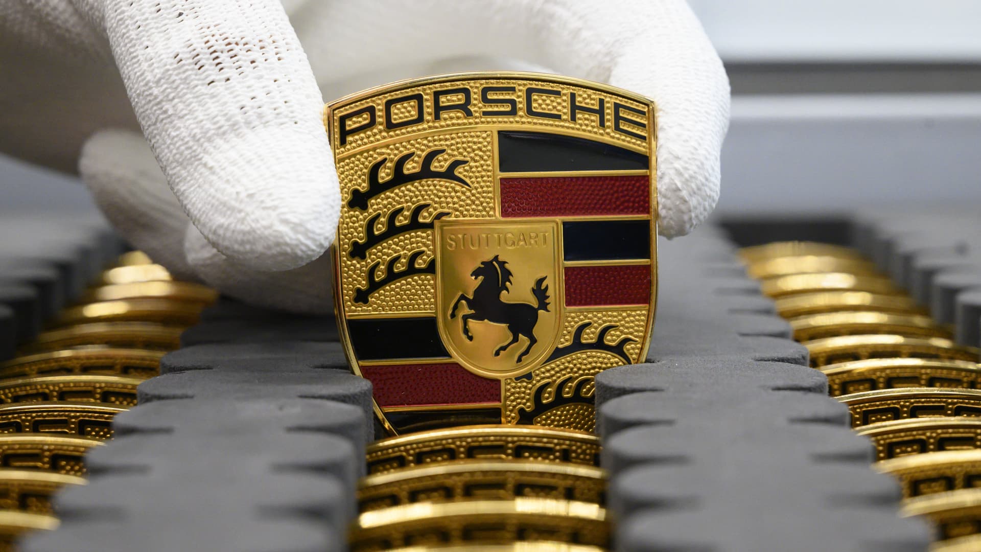 Porsche shares rise in Frankfurt market debut