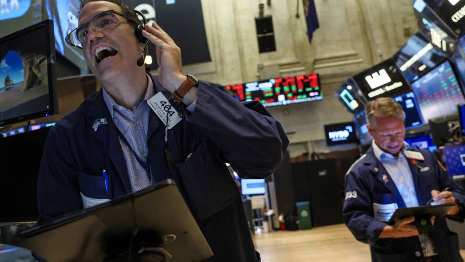 Traders work on the floor of the New York Stock Exchange (NYSE) in New York City, U.S., September 26, 2022.  REUTERS/Brendan McDermid