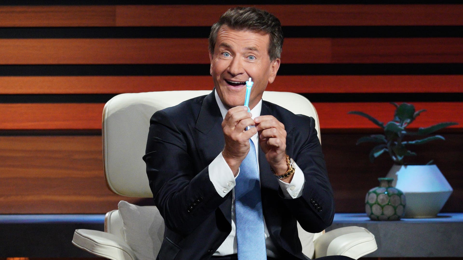 Robert Herjavec tests out Oogiebear's product, which has a loop on one end and a scoop on the other.