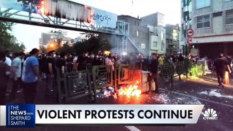 Iran warns US not to support protesters there