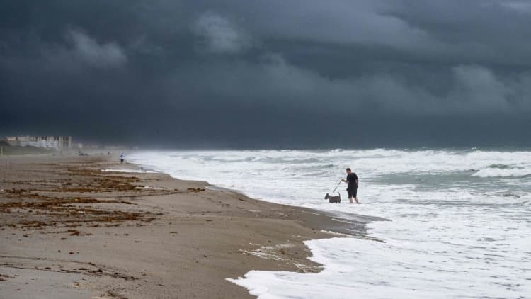 佛罗里达州为伊恩飓风的影响做准备