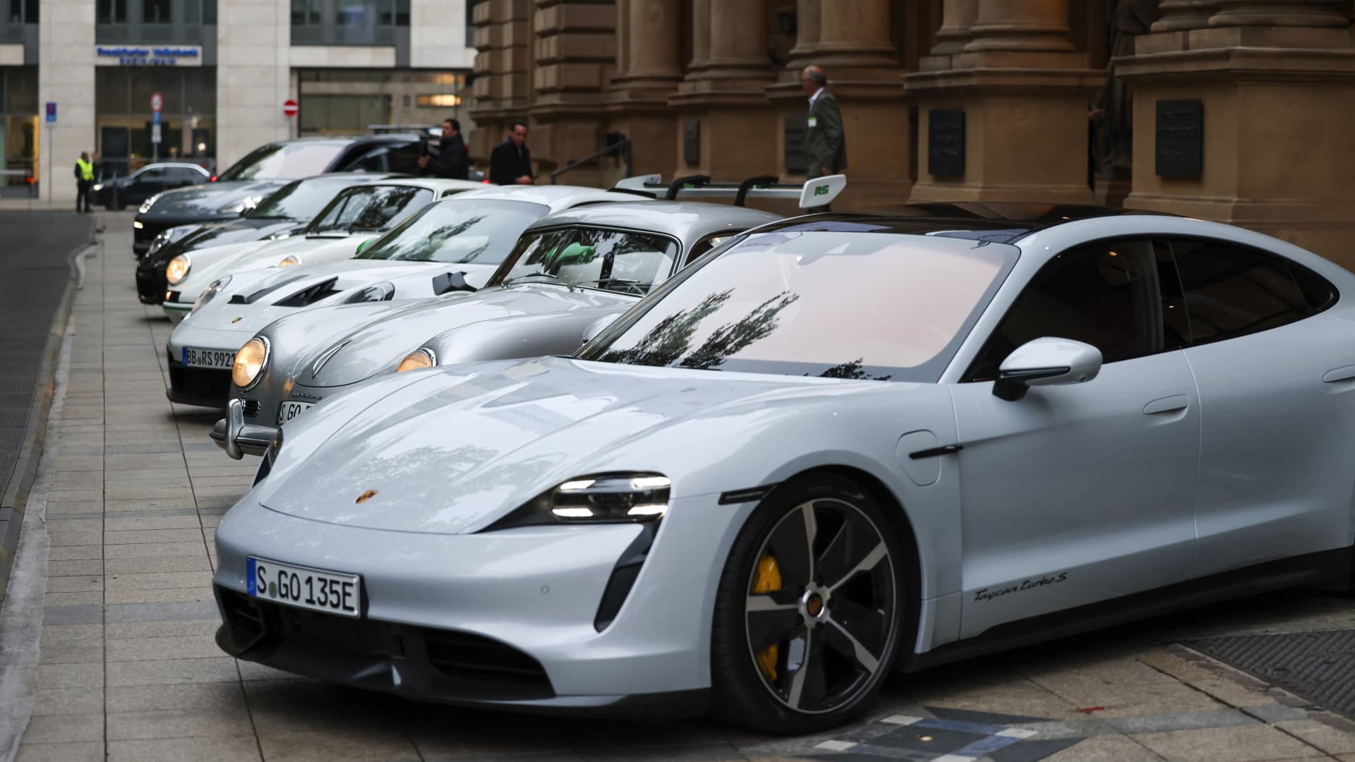 Porsche shares rise in Frankfurt market debut - CNBC