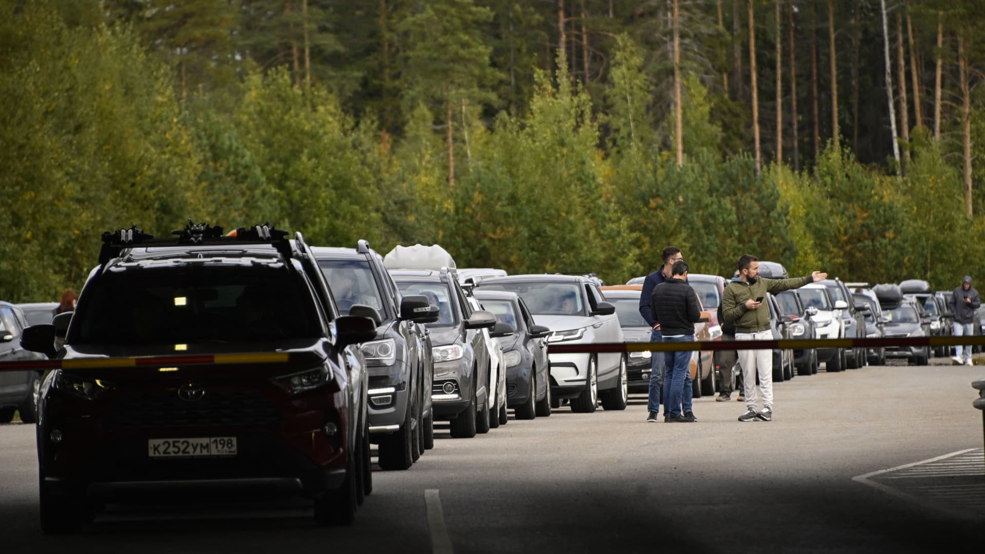Cars coming from Russia wait in long lines at the border checkpoint between Russia and Finland near Vaalimaa, on September 22, 2022.