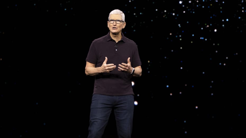 El CEO de Apple, Tim Cook, habla en un evento especial de Apple en Apple Park en Cupertino, California, el 7 de septiembre de 2022. - Se espera que Apple presente el nuevo iPhone 14. (Foto de Brittany Hosea-Small / AFP) (Foto de BRITTANY HOSEA- PEQUEÑO/AFP a través de Getty Images)