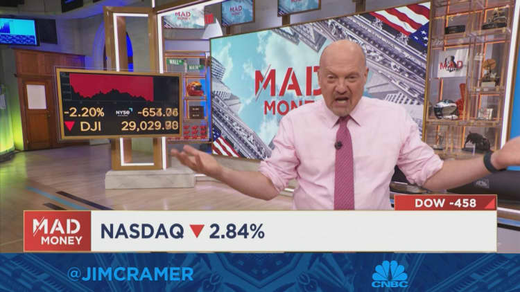 Jim Cramer says this 'trifecta' needs to see dampening inflation for the Fed to stop raising rates