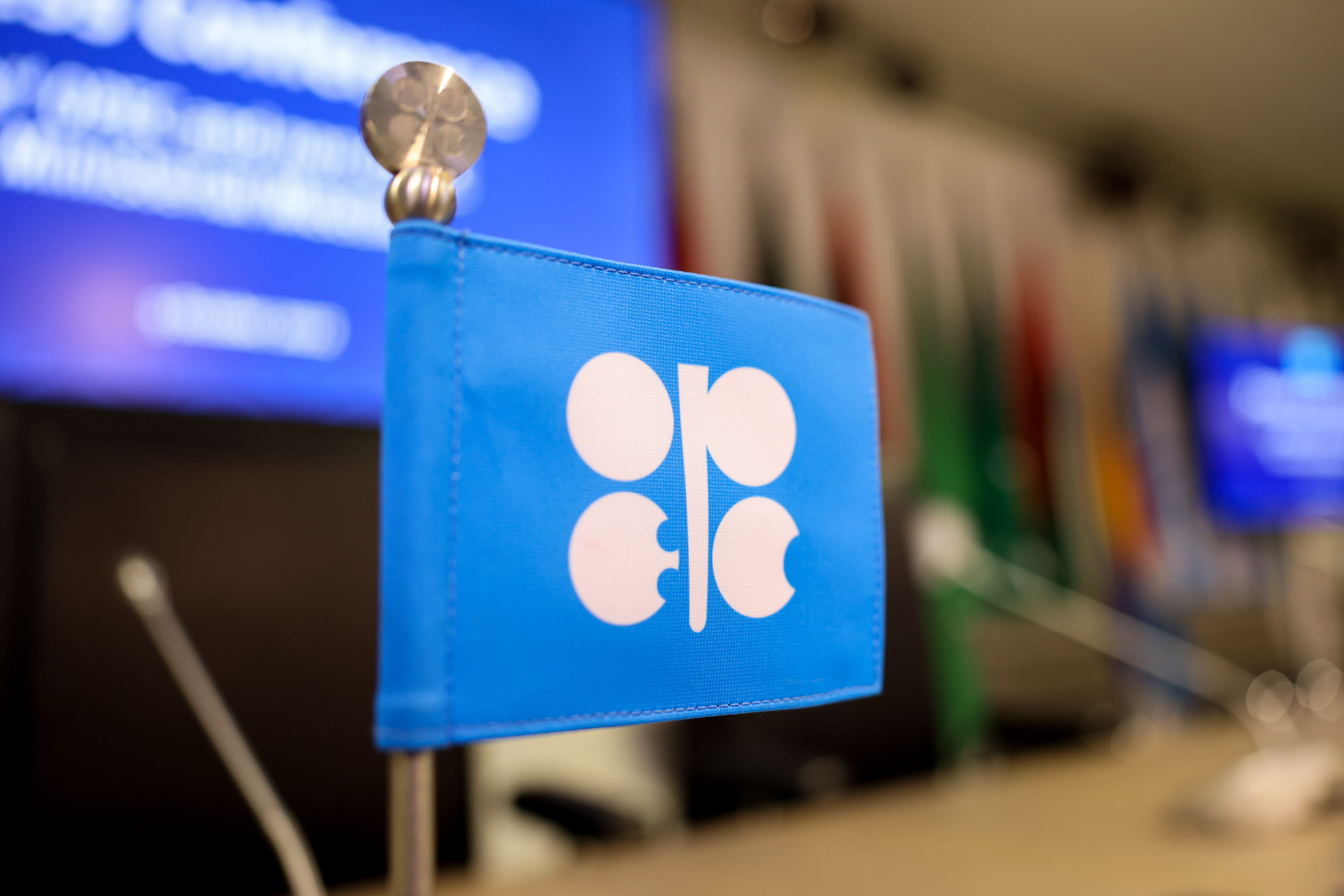 Oil: OPEC+ imposes deep production cuts in a bid to shore up prices