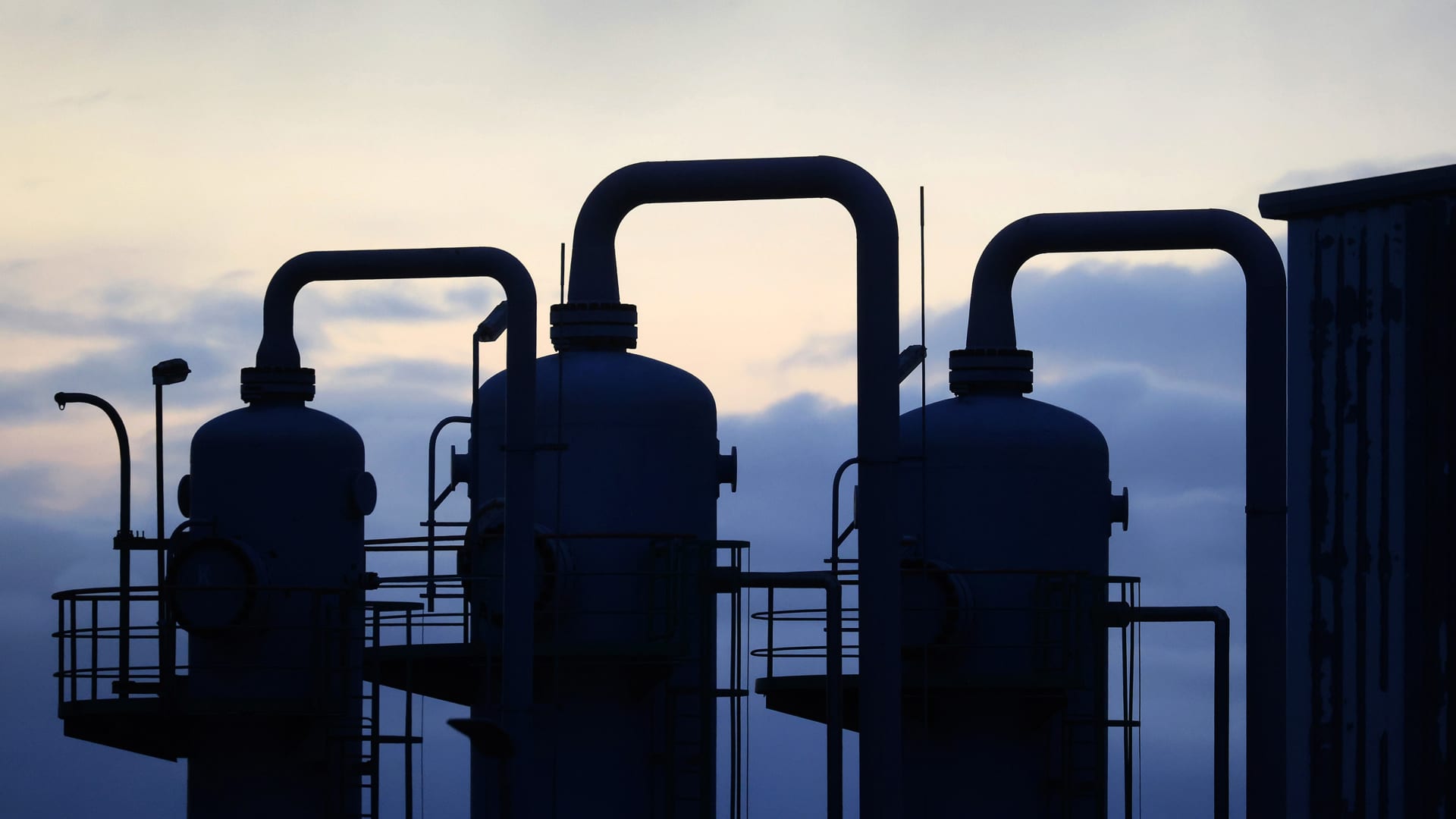 European Union executive proposes gas price cap at 275 euros/MWh