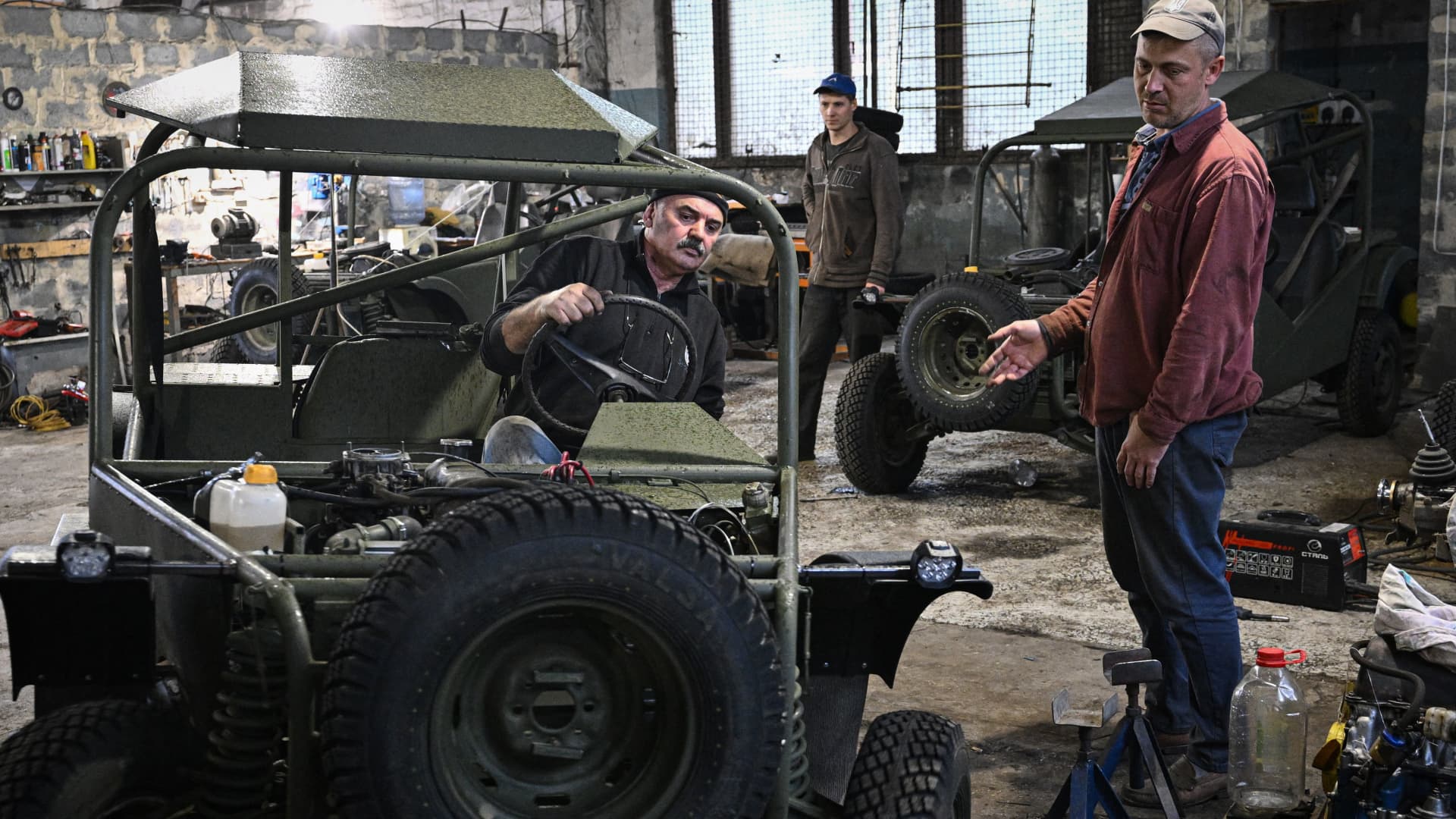 Workers assembly a buggy in a workshop in Kryvyi Rih on September 29, 2022, amid the Russian invasion of Ukraine. - About thirty buggies are already used by the army on the Northern and Southern fronts and ten more are about to be finished.