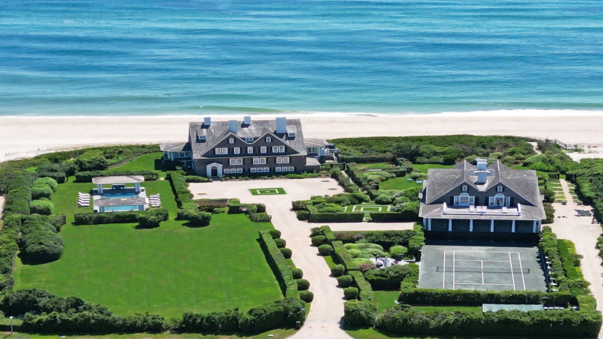 Dentro de una casa de verano en los Hamptons a la venta por $ 150 millones