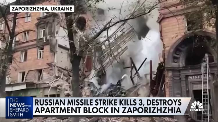 Russian missile destroys apartment block in Zaporizhzhia, as Ukraine continues to reclaim territory