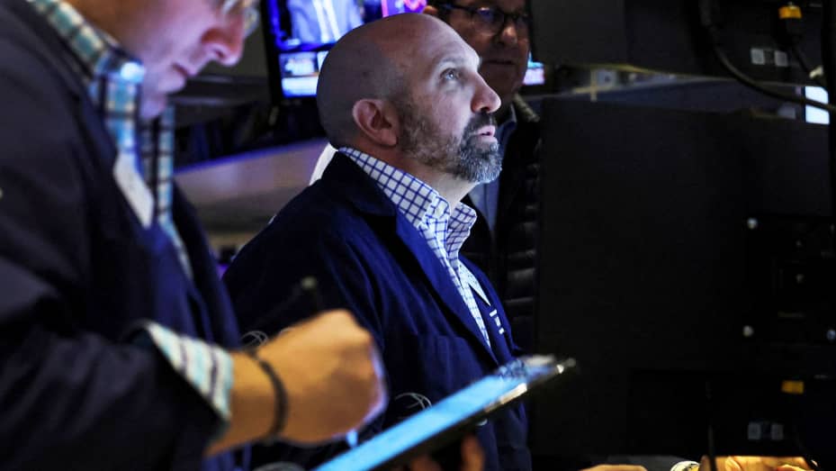 Traders work on the floor of the New York Stock Exchange (NYSE) in New York City, U.S., October 7, 2022. REUTERS/Brendan McDermid