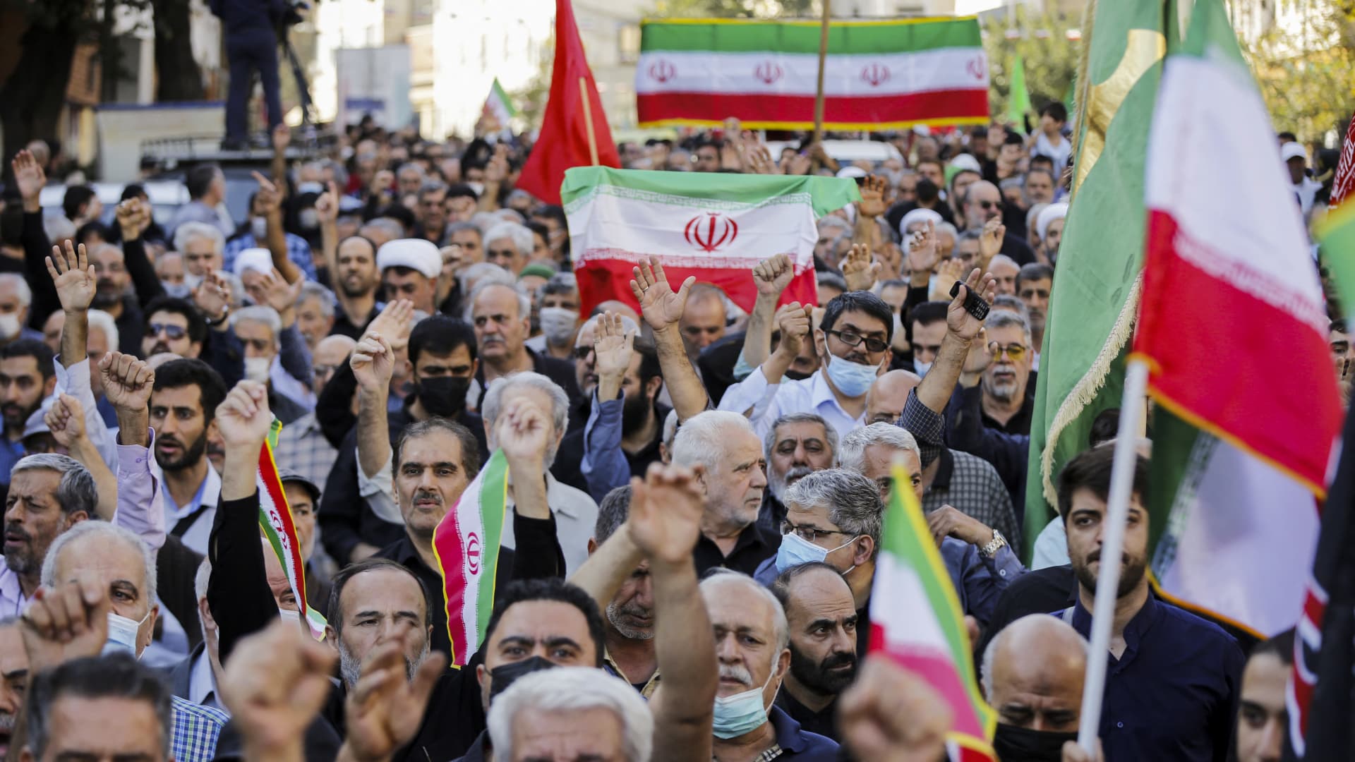 Economic struggles add fuel to Iran’s protests