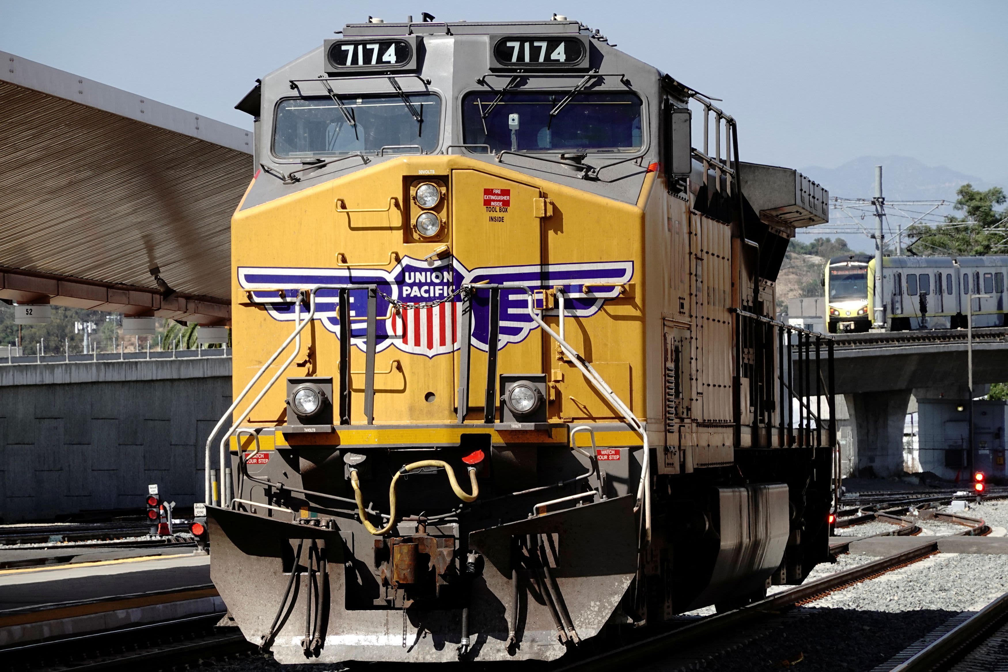 Union Pacific CEO steps down as hedge fund pushes for change