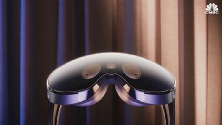 Meta, AR ve VR'yi destekleyen yeni 'karma gerçeklik' kulaklığı Quest Pro'yu tanıttı