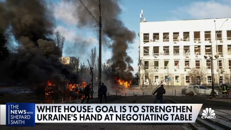 Lídri G7 obnovujú podporu Ukrajine, keďže Rusko pokračuje v raketových útokoch