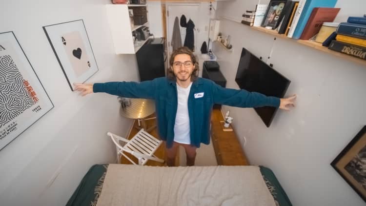 Dentro de um apartamento de 95 pés quadrados em Nova York alugado por US $ 1.100 / mês