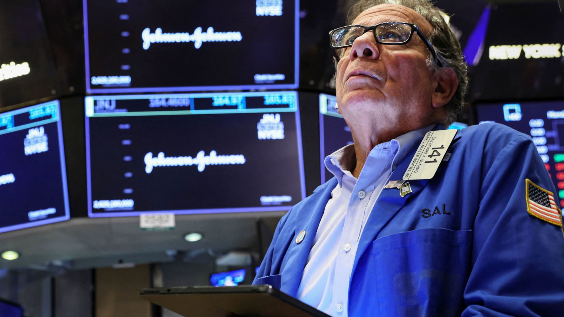 Dow klimt 100 punten in stevige handel terwijl beleggers stevige winsten afwegen, stijgende opbrengsten