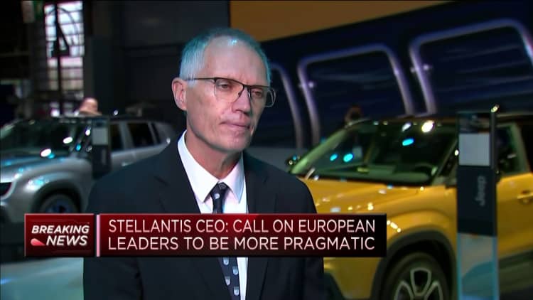 „Stellantis“ generalinis direktorius kritikuoja „grynai dogmatišką“ ES draudimą naudoti automobilius su vidaus degimo varikliais