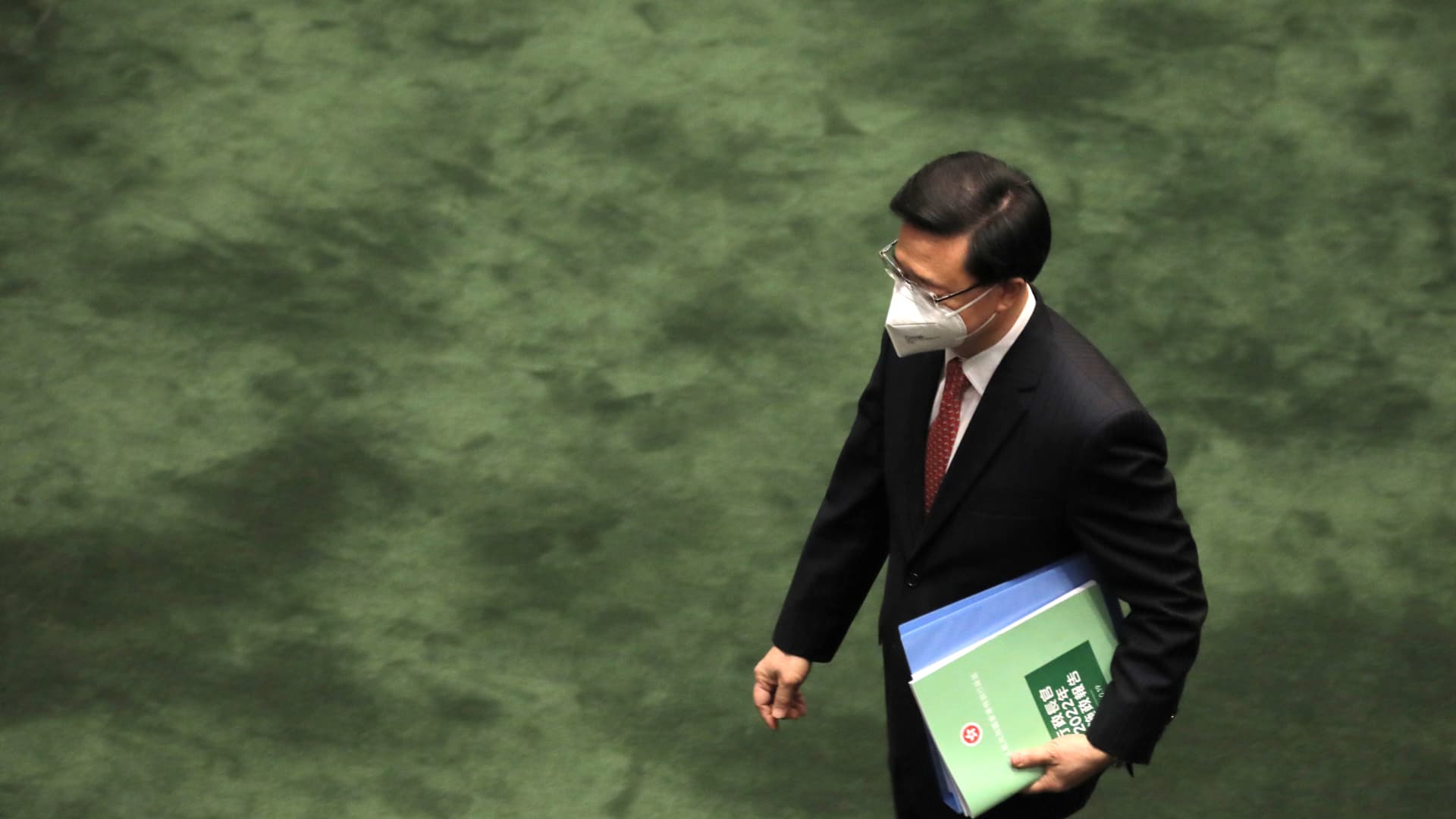 새로운 소유권 조치에 대한 홍콩 지도자, 외국 인재 유치