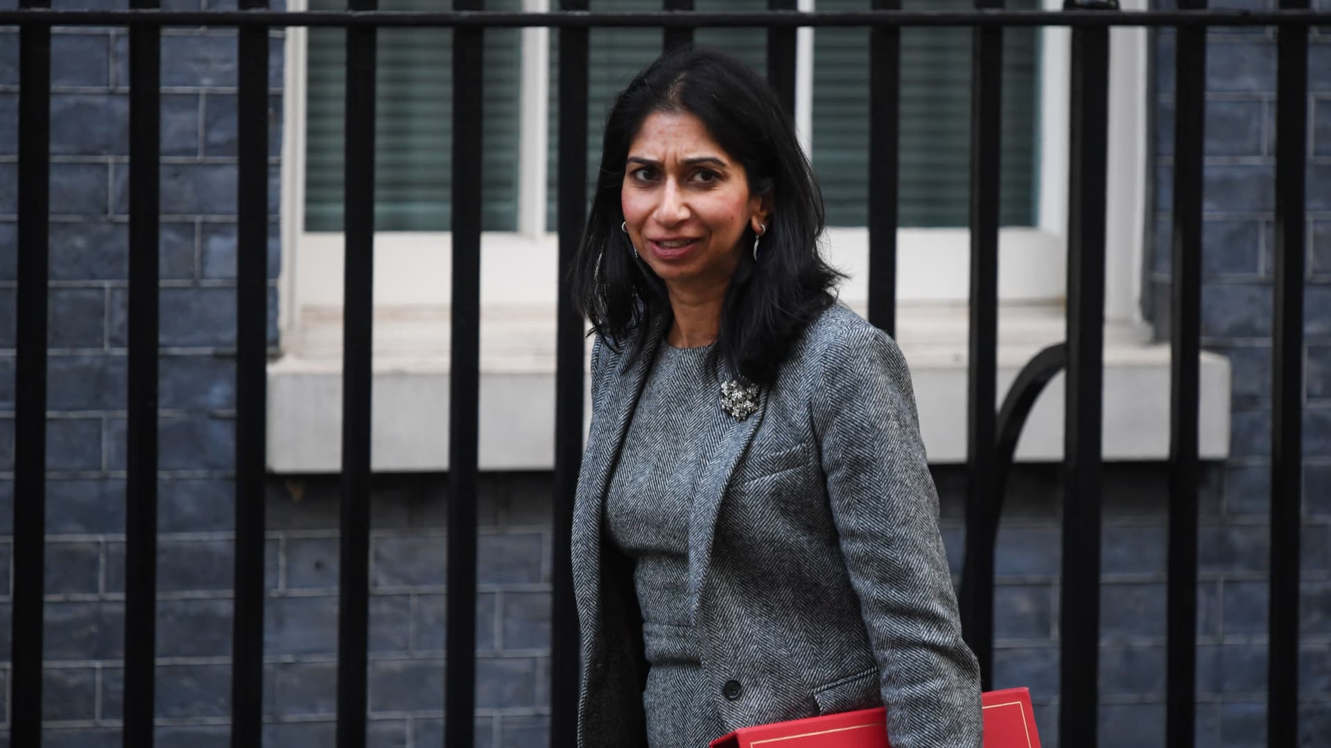 Britská ministerka vnútra Suella Bravermanová odstúpila po 43 dňoch