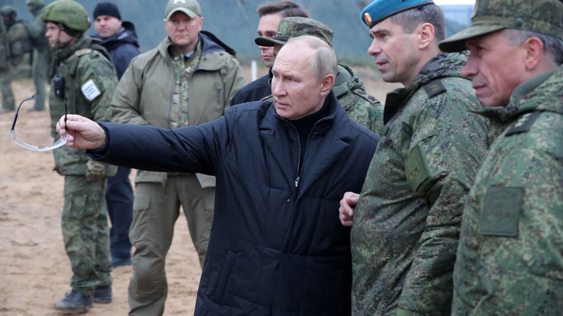 Russian President Vladimir Putin (C) meets soldiers during a visit at a military training centre of the Western Military District for mobilised reservists, outside the town of Ryazan on October 20, 2022. (Photo by Mikhail Klimentyev / Sputnik / AFP) (Photo by MIKHAIL KLIMENTYEV/Sputnik/AFP via Getty Images)