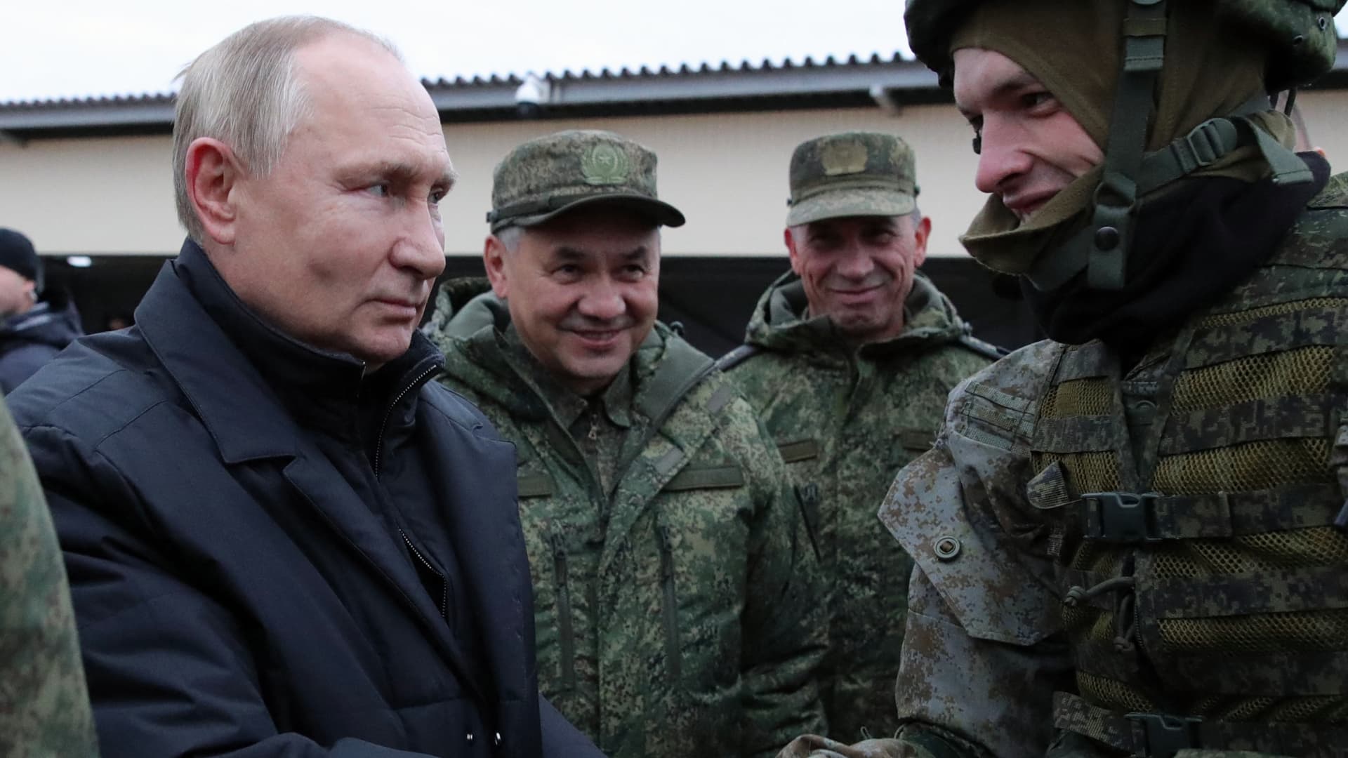 Russian President Vladimir Putin (L) and Defence Minister Sergei Shoigu (C) meet soldiers during a visit at a military training centre of the Western Military District for mobilized reservists, outside the town of Ryazan on October 20, 2022.