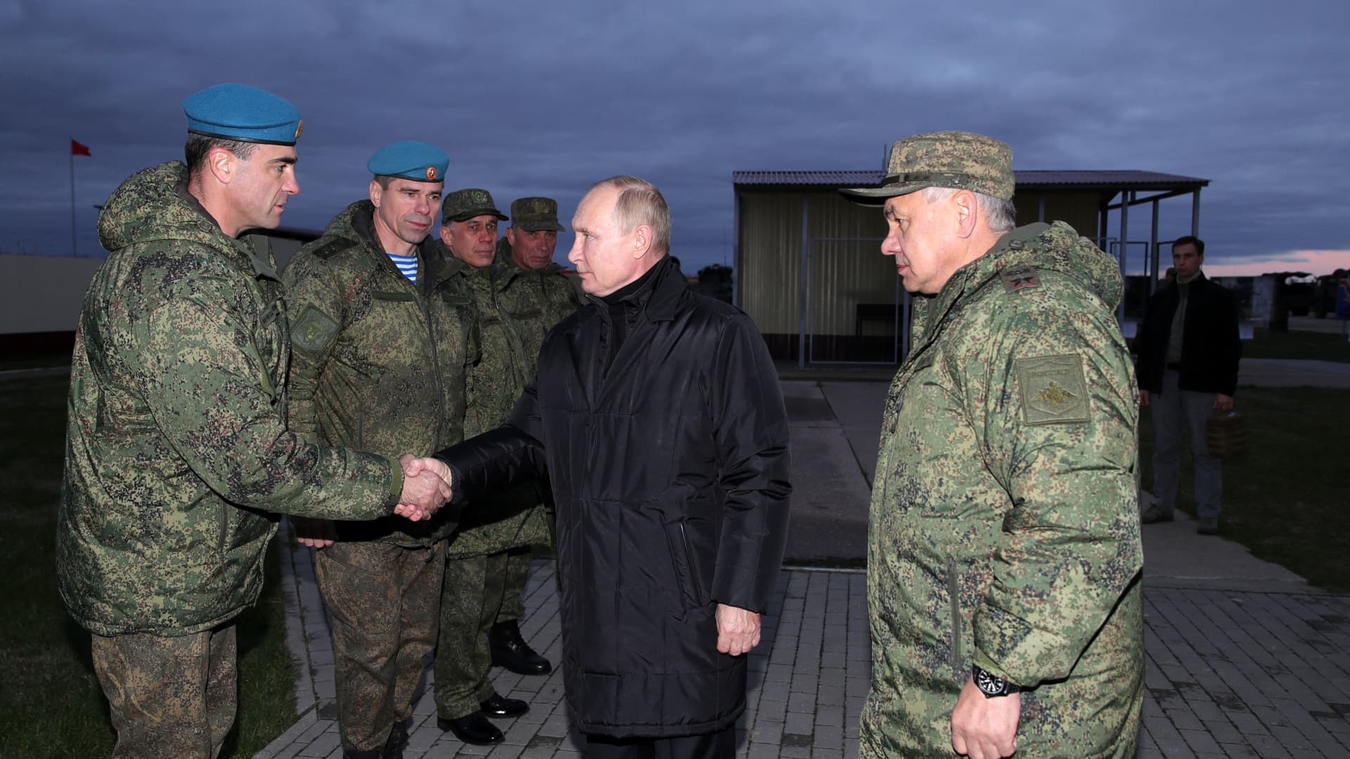 Russian President Vladimir Putin (C) and Defence Minister Sergei Shoigu (R) meet soldiers during a visit at a military training centre of the Western Military District for mobilised reservists, outside the town of Ryazan on October 20, 2022. 