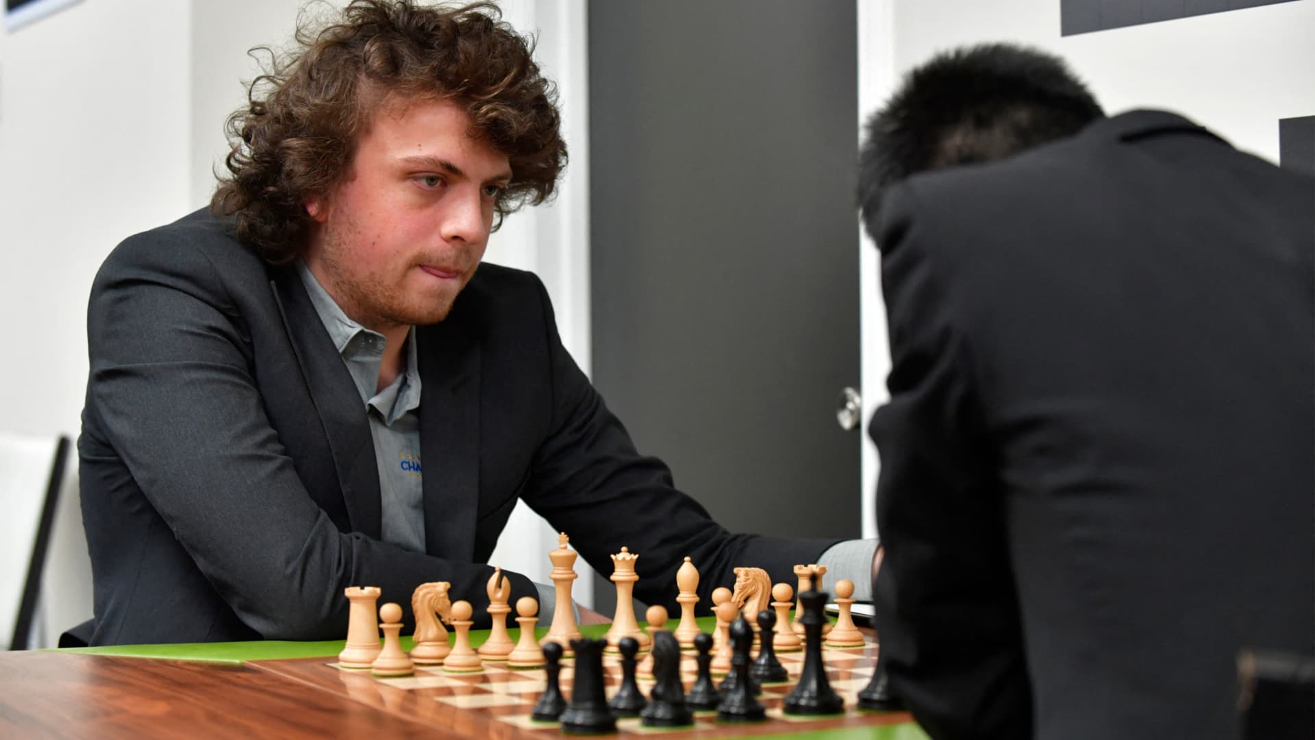 Hans Niemann poursuit Magnus Carlsen et d’autres pour 100 millions de dollars pour des allégations de tricherie aux échecs