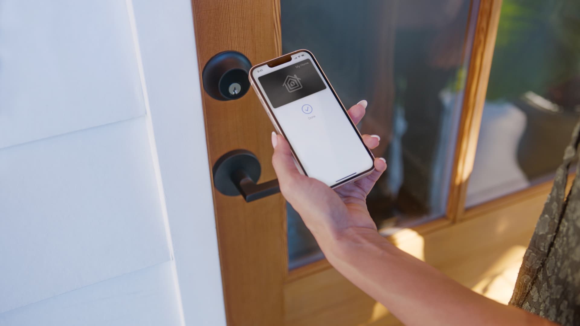 Apple stores begin selling exterior door lock that can be unlocked by tapping an iPhone or Apple Watch 