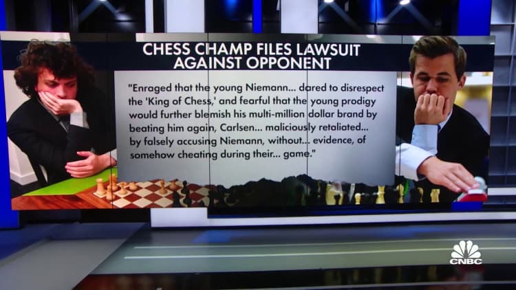 Satranç ustası, kendisini karaladığı için mevcut dünya şampiyonuna dava açtı
