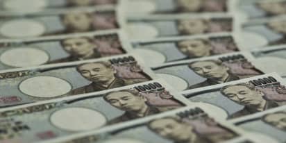 U.S. dollar dips vs major peers after mixed data; yen rises 