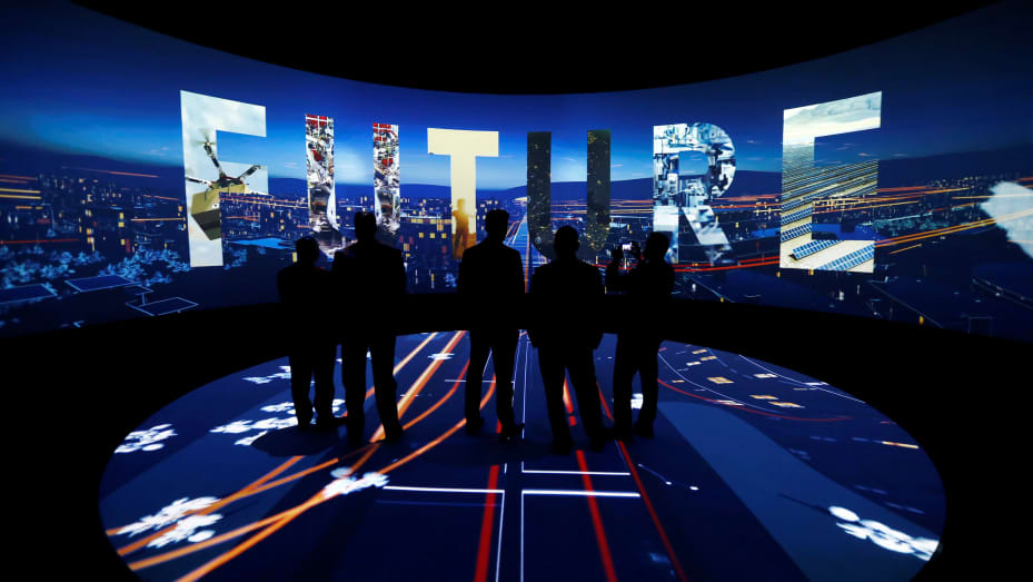 Besucher sehen sich eine 3D-Präsentation während einer Ausstellung über „Neom“, eine neue Geschäfts- und Industriestadt, in Riad, Saudi-Arabien, am 25. Oktober 2017 an.