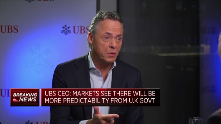 CEO UBS: ຕະຫຼາດເຫັນຄວາມສອດຄ່ອງຫຼາຍຂຶ້ນລະຫວ່າງນະໂຍບາຍການເງິນ, ທະນາຄານກາງກັບນາຍົກລັດຖະມົນຕີອັງກິດຄົນໃຫມ່