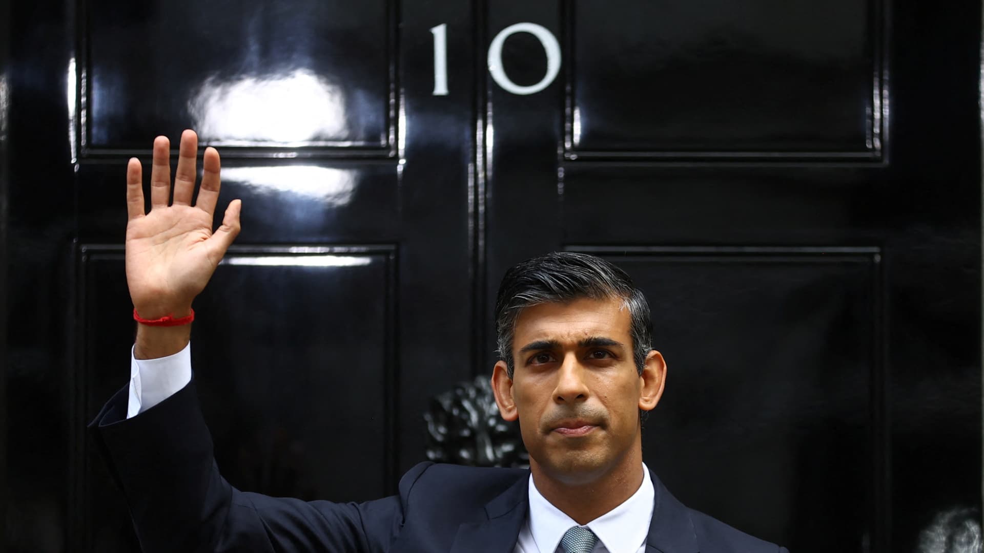 Britain's new Prime Minister Rishi Sunak waves in front of Number 10 Downing Street, in London, Britain, October 25, 2022.