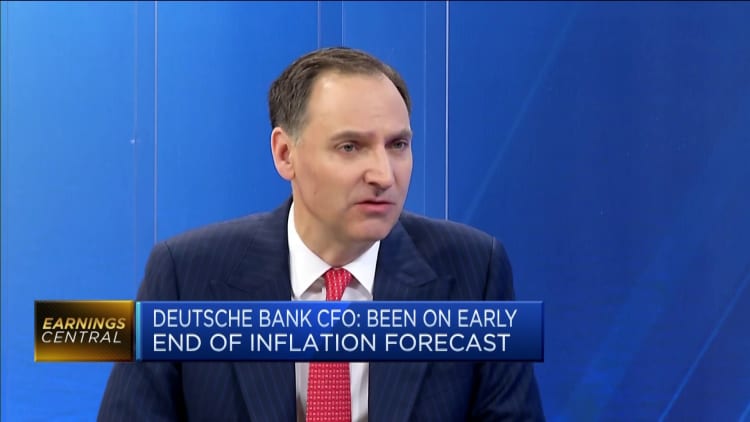 Deutsche Bank 'totalmente de apoyo' de los aumentos de tasas del banco central: CFO