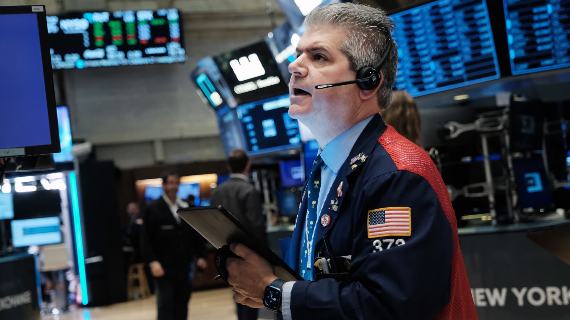 Los futuros de acciones caen mientras Wall Street espera los resultados de mitad de período