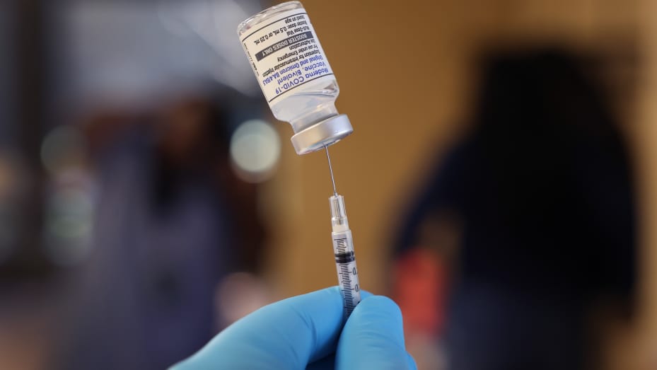Un farmacéutico se prepara para administrar inyecciones de refuerzo de la vacuna COVID-19 durante un evento organizado por el Departamento de Salud Pública de Chicago en el Southwest Senior Center el 9 de septiembre de 2022 en Chicago, Illinois.