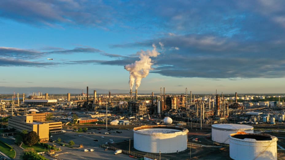 Una vista aérea de la refinería de petróleo Phillips 66 se ve en Linden, Nueva Jersey, Estados Unidos, el 11 de mayo de 2022.
