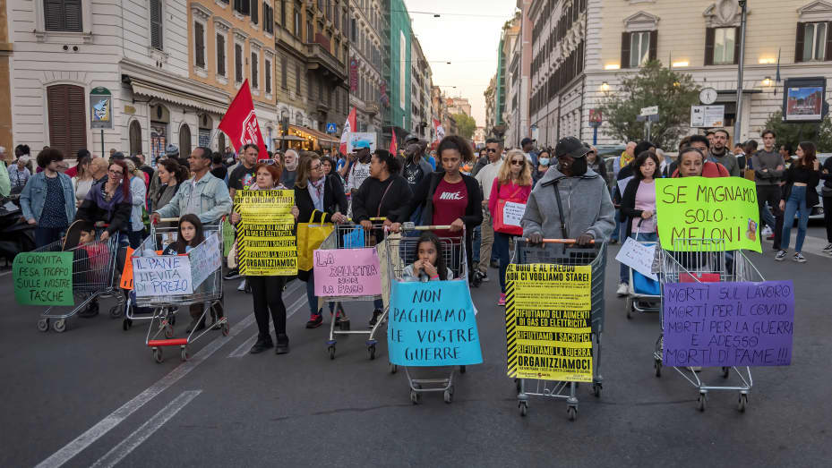 La inflación en la zona euro sigue siendo extremadamente alta.  Los manifestantes en Italia usaron carritos de compras vacíos para demostrar la crisis del costo de vida.