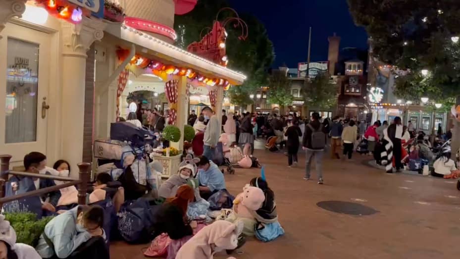 Las personas se sientan dentro del Shanghai Disney Resort en medio del brote de la enfermedad por coronavirus (COVID-19), en Shanghai, China, el 31 de octubre de 2022 en esta captura de pantalla de un video obtenido por REUTERS.  ESTA IMAGEN HA SIDO SUMINISTRADA POR UN TERCERO.  SIN REVENTAS.  SIN ARCHIVOS.