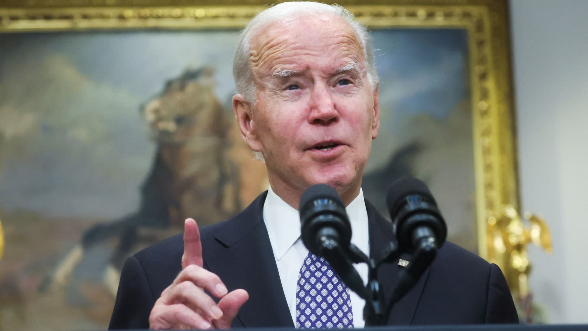 Biden threatens higher taxes on oil companies if they do not work to lower gas prices