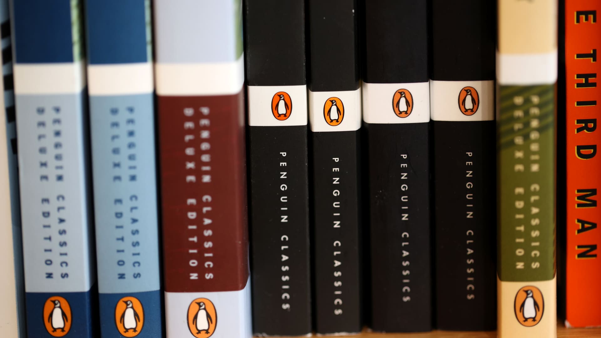 اتفاقية قصاصات باراماونت لبيع Simon & Schuster إلى Penguin