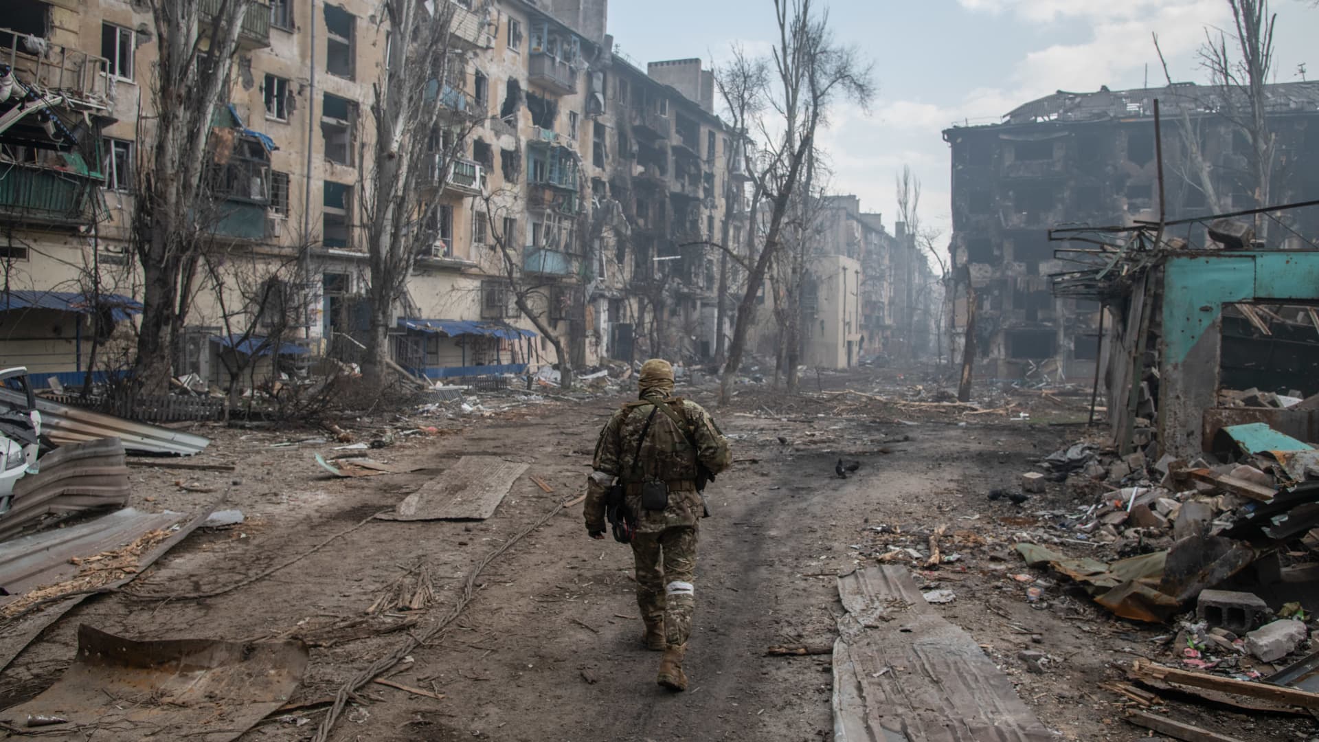 A Russian soldier walks amid the rubble in Mariupol's eastern side where fierce fighting between Russia/pro-Russia forces and Ukraine on March 15, 2022.